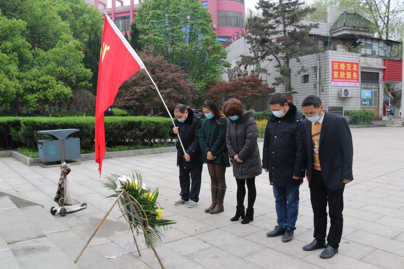 湘北汽運(yùn)黨支部主題黨日活動(dòng)，緬懷抗日英烈，祭掃墓地，敬獻(xiàn)花籃。